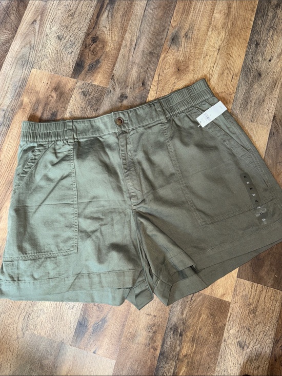 GAP Pants - NWT GAP Olive Utility Women’s Shorts, sz XL